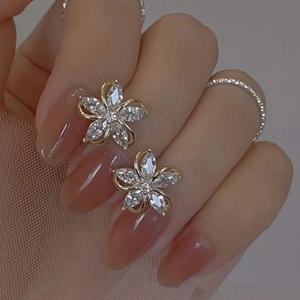 Elegant Floral Earrings - Picture 3 of 4